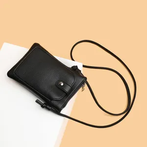 Mini sac bandoulière noir en cuir texturé pour téléphone sur fond bicolore moderne