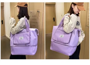 Dettaglio della borsa da viaggio viola impermeabile con scomparto espandibile