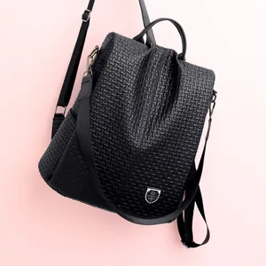 Sac à dos pour femme en simili cuir tressé noir avec logo métallique et bandoulière