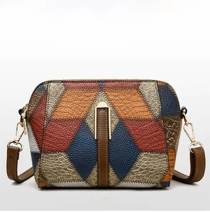Detailansicht der mehrfarbigen Leder-Umhängetasche mit geometrischem Patchwork-Design