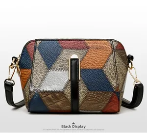Detail einer Retro-Umhängetasche mit mehrfarbigem Leder-Patchwork und goldenen Metallhaken
