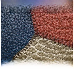 Makroaufnahme von Leder mit Kieseltextur, blauen, roten und beige Wellennähten