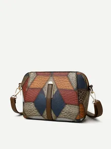 Detail der mehrfarbigen geometrischen Leder-Patchwork und goldener Reißverschluss