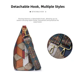 Détail du crochet en métal doré sur le sac fourre-tout multicolore en cuir texturé
