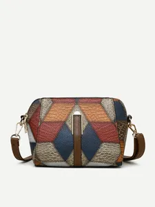 Details von farbenfrohem Leder-Patchwork und Metallteilen an der Umhängetasche