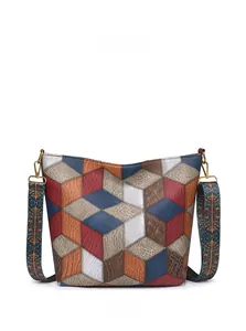 Vue frontale du sac cabas patchwork géométrique multicolore avec sangle ethnique