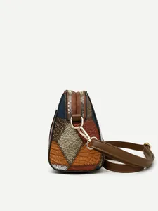 Seitenansicht der geometrischen Patchwork-Umhängetasche mit Lederstruktur und Goldzipper