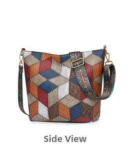 Vue latérale du sac cabas en patchwork multicolore avec texture cubique 3D chic