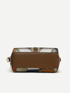 Detailansicht der Basis einer bunten Lederhandtasche mit Krokodil-Prägung
