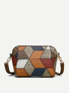 Detail der Crossbody-Tasche mit Patchwork-Muster, Krokoprägung und Gold-Hardware