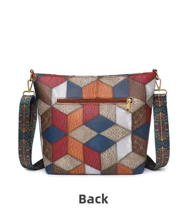 Vue arrière d'un sac cabas patchwork multicolore avec des textures gaufrées et zip doré