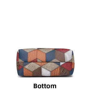 Vue détaillée du fond du sac cabas avec patchwork géométrique et texture en cuir synthétique