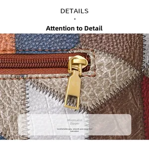Détail d'une fermeture éclair en métal doré et de cuir multicolore sur un sac cabas