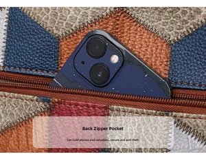 Détail de la poche arrière zippée antivol sur le sac fourre-tout en cuir multicolore