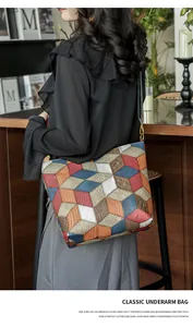 Détail du sac cabas patchwork avec motifs géométriques et texture en cuir grainé élégant
