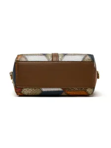 Detailansicht des Taschenbodens mit mehrfarbigem strukturiertem Leder-Patchwork
