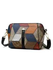 Details der Patchwork-Lederstruktur mit Lychee- und Krokodilmuster und Goldschnalle