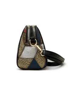 Detailansicht der farbigen Patchwork-Ledertasche mit Schlangenmuster und goldener Hardware