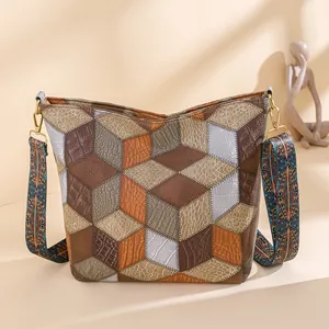 Sac cabas bohème en cuir texturé avec patchwork géométrique et bandoulière ethnique