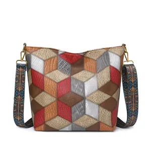 Sac fourre-tout patchwork géométrique 3D avec panneaux en cuir coloré et bandoulière à motifs