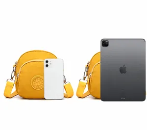Maatvergelijking van de gele sporttas met iPhone en iPad tegen een witte achtergrond