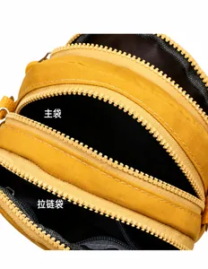 Macro detail van geel nylon crossbody tas interieur met meerdere ritscompartimenten