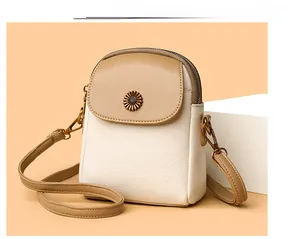 Détail d'un sac à bandoulière en cuir grainé avec boucle tournesol et fine lanière