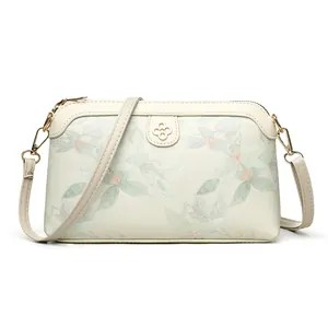 Elegante borsa a tracolla color crema con ricami floreali e dettagli in metallo dorato