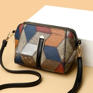 Minimalistische Leder-Umhängetasche im Patchwork-Design mit zwei Reißverschlüssen und Gold