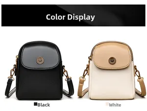 Détail des mini sacs de téléphone avec boucle soleil en métal en noir et blanc chic