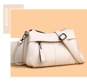 Detailansicht der cremeweißen Ledertasche mit Litschi-Struktur und Metall-Reißverschluss