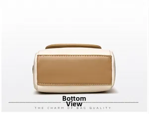 Détail du bas du sac de téléphone en cuir souple avec coutures soignées et design bicolore