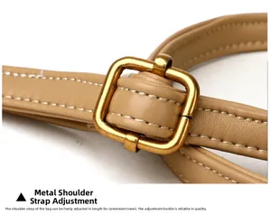 Détail de la bandoulière réglable en cuir avec boucle dorée et surpiqûres blanches