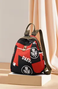 Détail du sac à dos en nylon imperméable avec logo soleil et boucle métallique de fermeture
