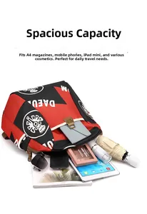 Vue détaillée du sac à dos étanche rouge et noir montrant sa grande capacité intérieure