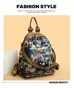 Detalle de la tela Oxford con estampado de jirafas tropicales y correas ajustables
