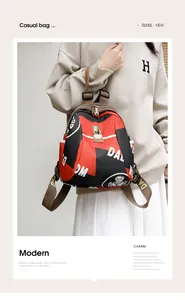 Détail du sac à dos en nylon imperméable avec motifs géométriques et lettres modernes