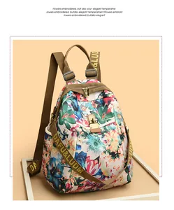 Detalle de la mochila de Oxford con estampado floral y correas tejidas resistentes