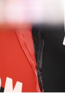 Gros plan du tissu en nylon imperméable rouge et noir avec impression de lettres