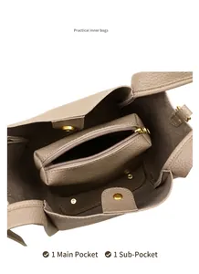 Interior del bolso tipo cubo de cuero con compartimento principal y estuche con cremallera
