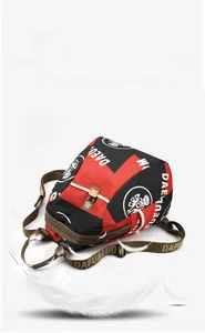Vue détaillée du sac à dos étanche léger avec patchwork rouge et noir et boucle métallique