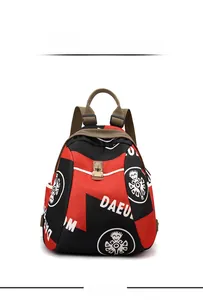 Vue de face du sac à dos en nylon imperméable avec contraste rouge-noir et imprimé DAEU