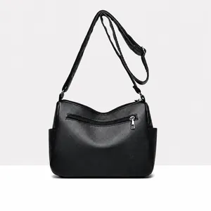 Vista trasera de bolso bandolera de cuero negro con bolsillo funcional con cremallera