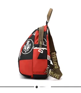 Vue latérale du sac à dos en nylon rouge et noir avec motif de dessin animé et fermeture