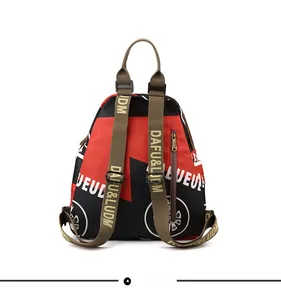 Détail du sac à dos rouge et noir avec poche arrière antivol à fermeture éclair