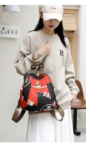 Détail du sac à dos étanche rouge et noir avec imprimé cartoon et fermoir métallique