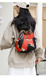 Détail d'un sac à dos color-block avec texture en tissu Oxford et boucle rétro en métal