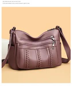 Detalle de los bolsillos con cremallera multicapa y rayas tejidas en el bolso bandolera
