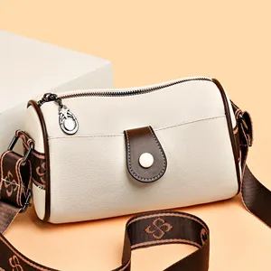 Sac Boston classique blanc cassé en cuir grainé avec large bandoulière à logo