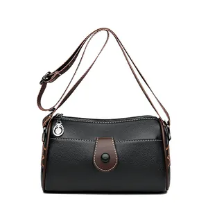 Sac bandoulière noir texture litchi avec bordure marron et sangle à motifs vintage